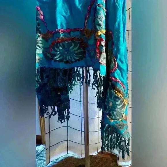 Beautiful turquoise wrap with embroidery embellishments - Picture 4 of 10